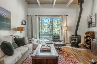 Tyrolean Village 213 Two-level 2BR/2BA Mammoth townhome near lifts, with mountain views. - 0