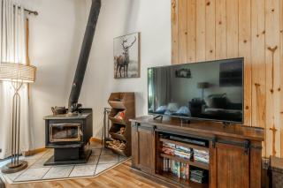 Tyrolean Village 213 Two-level 2BR/2BA Mammoth townhome near lifts, with mountain views. - 6