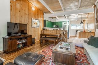 Tyrolean Village 213 Two-level 2BR/2BA Mammoth townhome near lifts, with mountain views. - 5