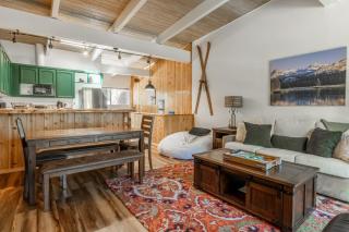 Tyrolean Village 213 Two-level 2BR/2BA Mammoth townhome near lifts, with mountain views. - 2