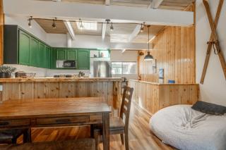 Tyrolean Village 213 Two-level 2BR/2BA Mammoth townhome near lifts, with mountain views. - 1