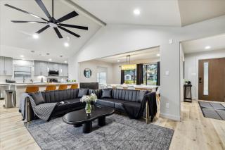Luxury 4Bd 2Ba w Hot-Tub & Cinema Room - 14 guest - Houston - 5