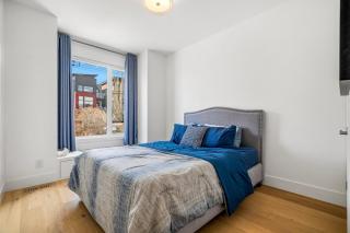SKY LINE View, Private Rooftop, Luxury Downtown, Off 17th Ave YYC! - 7