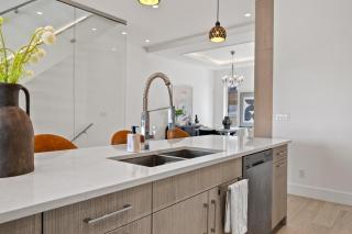 SKY LINE View, Private Rooftop, Luxury Downtown, Off 17th Ave YYC! - 4