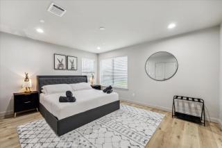 Luxury 4Bd 2Ba w Hot-Tub & Cinema Room - 14 guest - Houston - 9