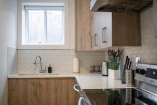 Bright & Modern 2BR Walkout Suite Near White Rock - 8