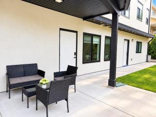 Bright & Modern 2BR Walkout Suite Near White Rock - 1