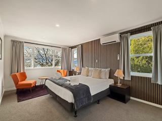 Spacious & Stylish Queenstown Base near bike trails - 9