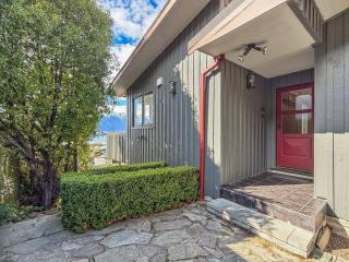 Spacious & Stylish Queenstown Base near bike trails - 8