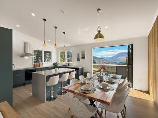 Spacious & Stylish Queenstown Base near bike trails - 6