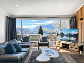 Spacious & Stylish Queenstown Base near bike trails - 4