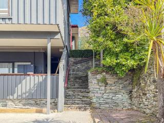 Spacious & Stylish Queenstown Base near bike trails - 3