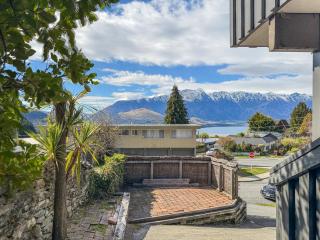 Spacious & Stylish Queenstown Base near bike trails - 1