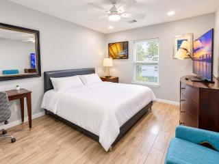 Spacious 4BR I Private backyard Sleeps 8 I Near NRG Med Center & DT - Houston - 0