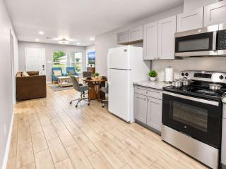 Spacious 4BR I Private backyard Sleeps 8 I Near NRG Med Center & DT - Houston - 9