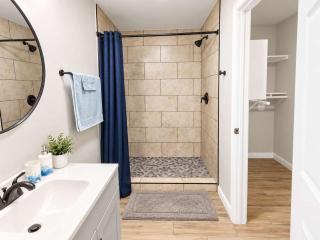 Spacious 4BR I Private backyard Sleeps 8 I Near NRG Med Center & DT - Houston - 7