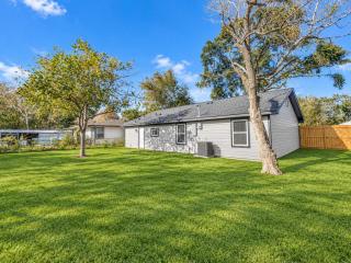 Spacious 4BR I Private backyard Sleeps 8 I Near NRG Med Center & DT - Houston - 6