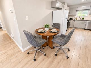Spacious 4BR I Private backyard Sleeps 8 I Near NRG Med Center & DT - Houston - 5