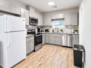 Spacious 4BR I Private backyard Sleeps 8 I Near NRG Med Center & DT - Houston - 3