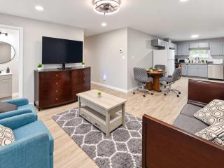 Spacious 4BR I Private backyard Sleeps 8 I Near NRG Med Center & DT - Houston - 1