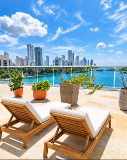 Ocean-View Apartment Balcony & 3 King Beds - 7