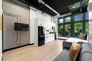 Embrace Downtown Nights Near Petco Park & Dining - 6
