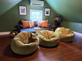 Cozy Colonial Home Hot tub, Game Room ,Home Theatre,Karaoke - 1