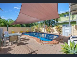 Walk to Strand sleeps 4 - 2 Bedroom 1.5 Bathroom - - 8
