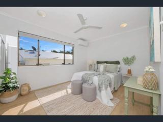 Walk to Strand sleeps 4 - 2 Bedroom 1.5 Bathroom - - 4