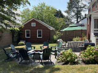 Cozy Colonial Home Hot tub, Game Room ,Home Theatre,Karaoke - 9