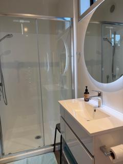 Golden Hour Ensuite - 1