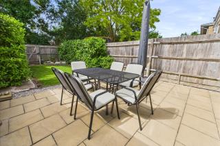 2 Ensuite beds house, sleep 4 With free parking, Self Check-in, and Close link to London, Zone 6 - 8