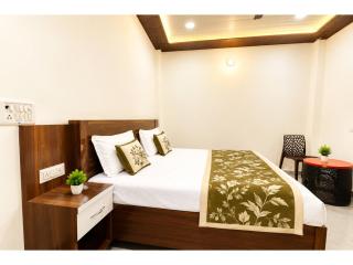 The R Krishna Palace Ayodhya - Comfort Stay with AC Near Shri Ram Janmbhoomi - Ayodhya - 4