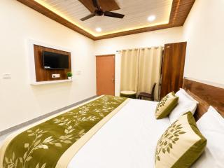 The R Krishna Palace Ayodhya - Comfort Stay with AC Near Shri Ram Janmbhoomi - Ayodhya - 6