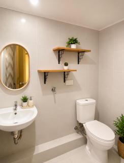 2-BEDROOM Condo near Esplanade Molo Mansion SM Iloilo with Parking Spaces - 1