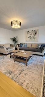 2 Ensuite beds house, sleep 4 With free parking, Self Check-in, and Close link to London, Zone 6 - 9