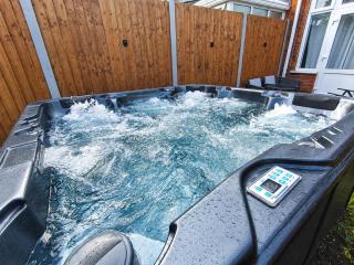 Hot Tub Retreat, Stylish 3BR Home Near NEC & Airport, Sleeps 6 - 9