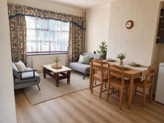 Unique Family Room, Double Beds 55TV WiFi PetsOK - 4