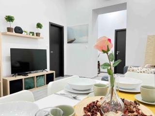 Cozy & Modern 2min from Synague - 7