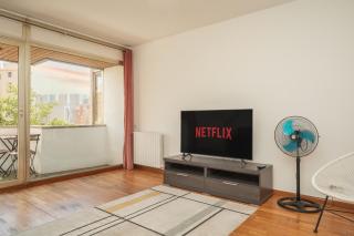 4BR Apartment & Sleeps eight & Near Park Guell - 0