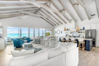 Vista Blue Centrally Located w Iconic Views - 2