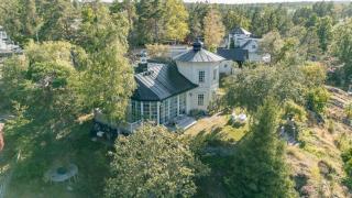 Charming Saltsjo-Boo Villa with Water Views - 9