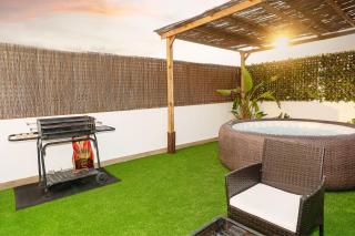 Private Terrace & Jacuzzi & Sleeps Six - 7
