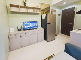 Cozy 1BR Serpong Garden Apt pool & wifi - 0