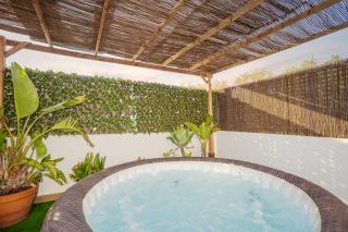 Private Terrace & Jacuzzi & Sleeps Six - 2