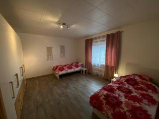 Grosse Wohnung Dachgeschoss mit 3 Schlafzimmern, 5 Einzelbetten,Balkon - 6