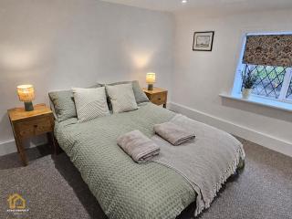 Beautiful historic cottage pets welcome - 9