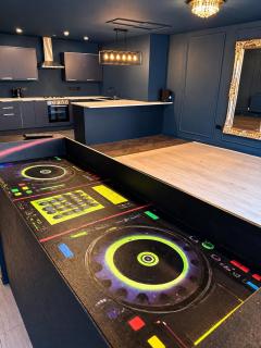 Unique city centre DJ apartment - sleeps 20 - 9