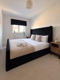 CRISP Modern five bed house with driveway - 9