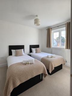 CRISP Modern five bed house with driveway - 8
